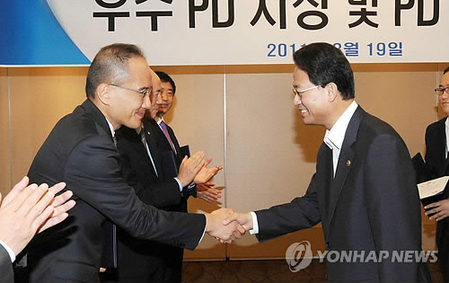 박동영(왼쪽) 전 대우증권 부사장이 당신 류성걸 전 기획재정부 차관에게 2011년 상반기 우수PD(Primary Dealer) 상을 받는 모습.